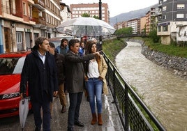 El consejero Mikel Jauregi, junto a la alcaldesa de Llodio, Ainize Gastaka, en la vista a las obras.