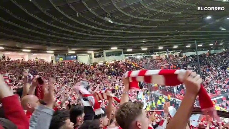 "Beti zurekin": los aficionados en Old Trafford reconocen el esfuerzo del Athletic