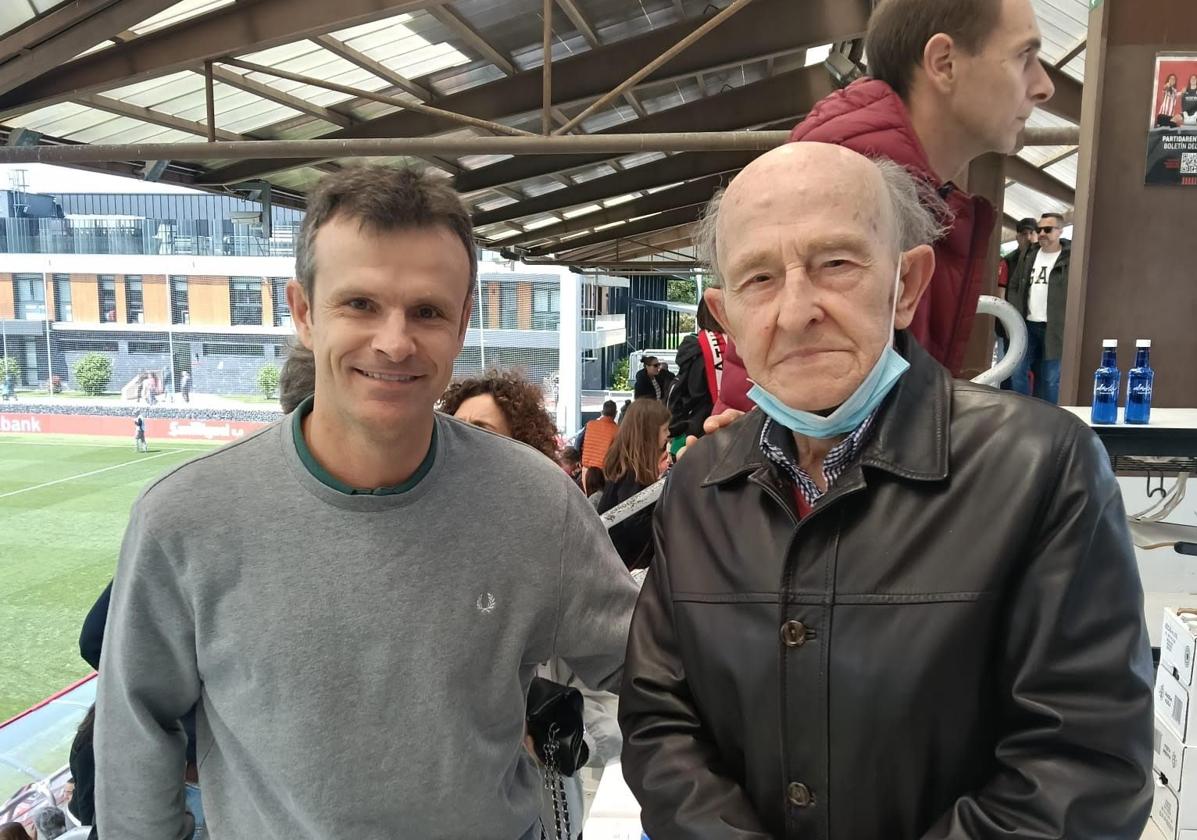 El detalle de Uriarte con un athleticzale de Albacete de 90 años que viene por primera vez a San Mamés