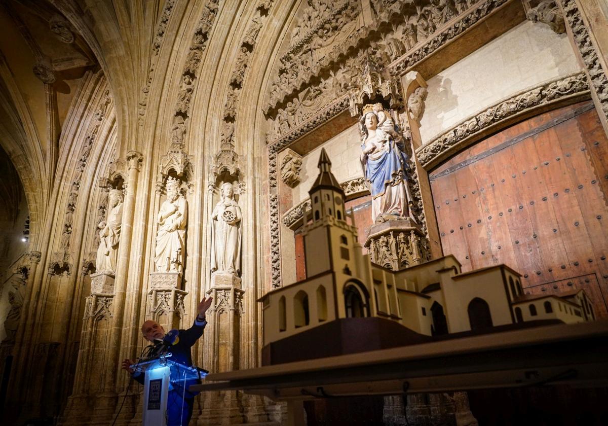 Nueva maqueta e iluminación del pórtico de la catedral Santa María.