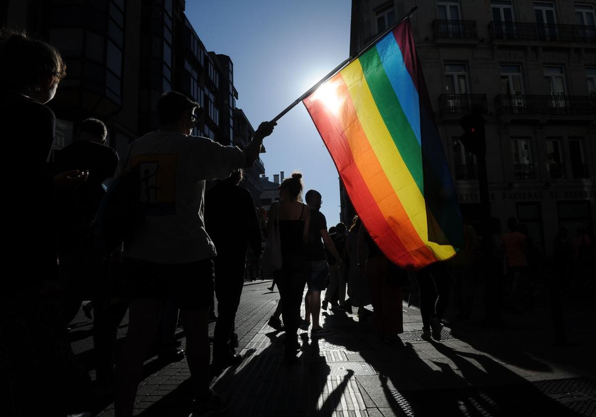 Banderas en cada ventana, cine y monólogos: los actos en Álava para frenar la LGTBI+fobia este mayo