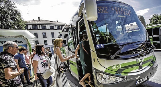 Un grupo de pasajeros se sube en Lekeitio al Bizkaibus en dirección a Bilbao.