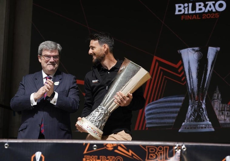 Aburto y Aduriz, con la copa de la Europa League en El Arenal.