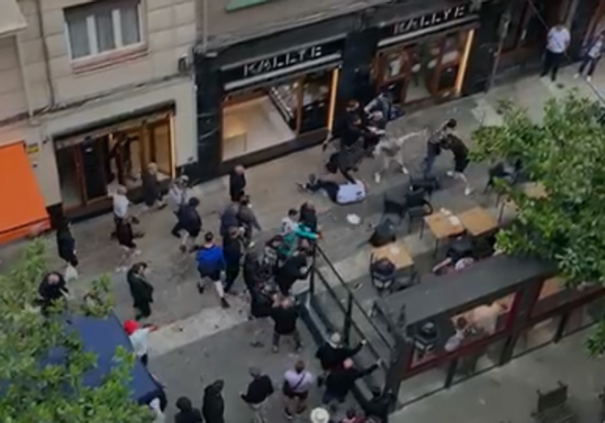 Pelea con sillas y mesas en la calle Egaña entre aficionados británicos: «Han empezado los del Manchester United»