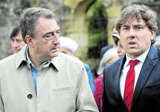 Esteban y Andueza, juntos en el cementerio de Gernika en abril pasado para conmemorar el 88 aniversario del bombardeo.