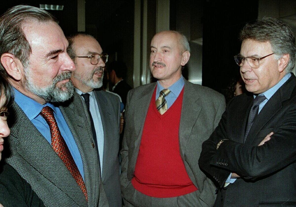 Imagen principal - Eguiagaray en una foto con Felipe González. En las siguientes imágenes junto a Joaquín Almunia y Ramón Jáuregui.