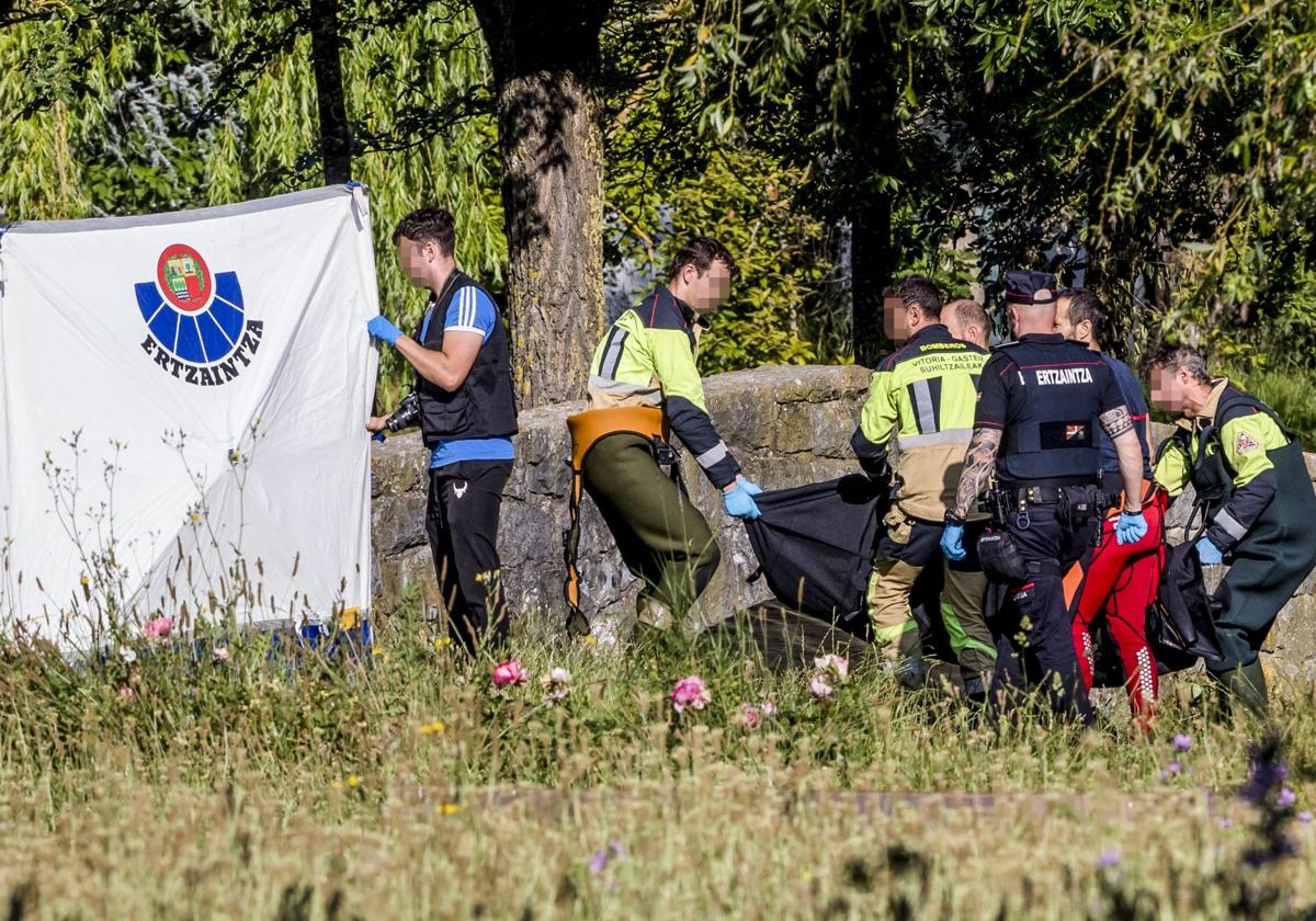 Aparece el cadáver de un hombre atado de pies y manos en una balsa de Vitoria