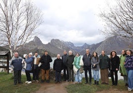 Grupo de participantes junto al embalse de Riaño