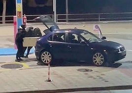 Unos ladrones utilizan un Seat León para perpetrar un robo.