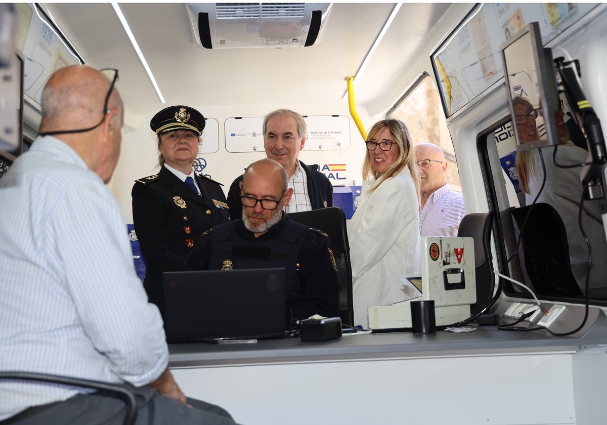 Un vecino realiza uno de los servicios en el interior del vehículo, en presencia de las autoridades