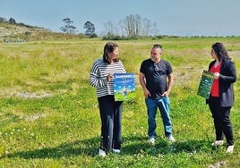 Cristina Hermosa, Javier Palacios y Lorena Cueto en la campa de Gamoneo.