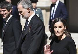 El ministro de Cultura, Ernest Urtasun, a su llegada a la entrega del Premio Cervantes junto a los reyes de España.