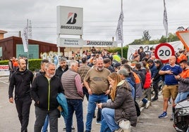 Empleados de Bridgestone, a primera hora de la mañana de este jueves en la planta de Puente San Miguel.