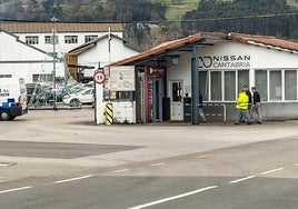 Un grupo de personas accede a las instalaciones de Nissan en Los Corrales.
