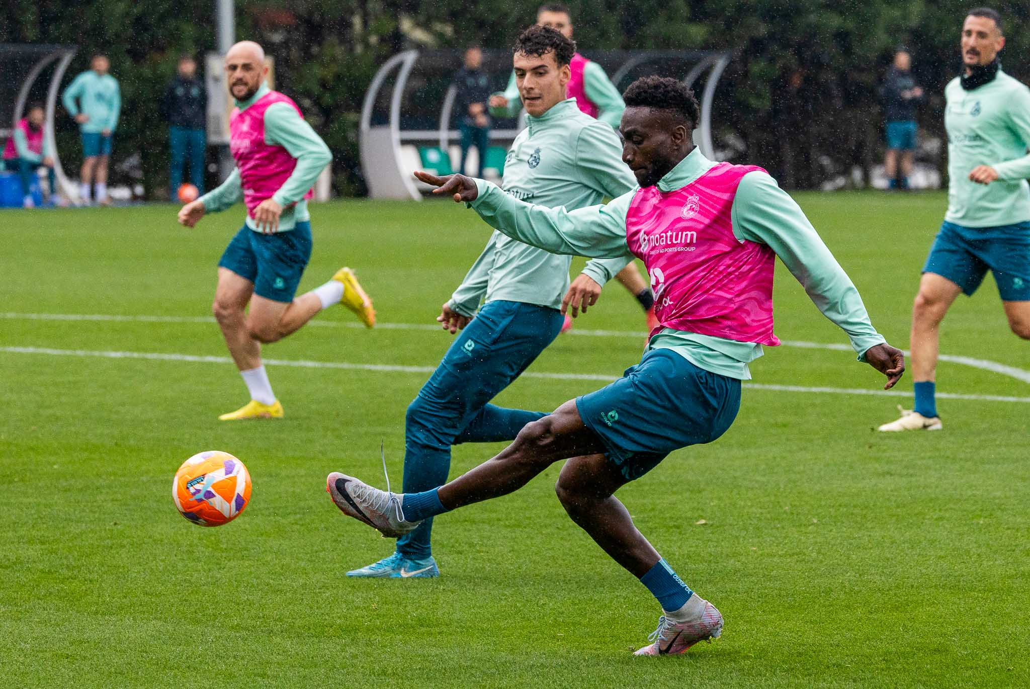 Lago Junior pasa el balón durante el entrenamiento.