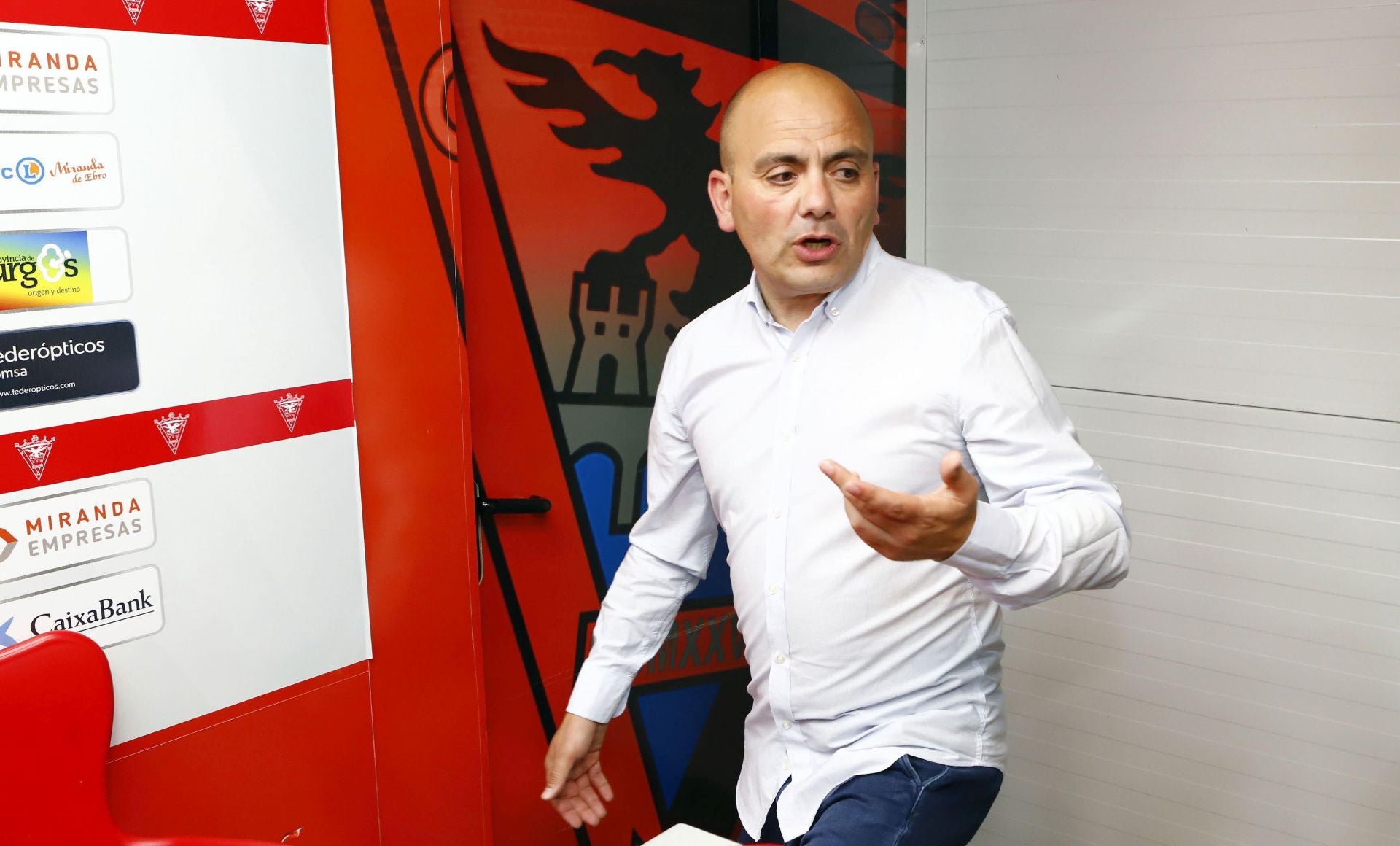 Chema Aragón, en la sala de prensa de Anduva.