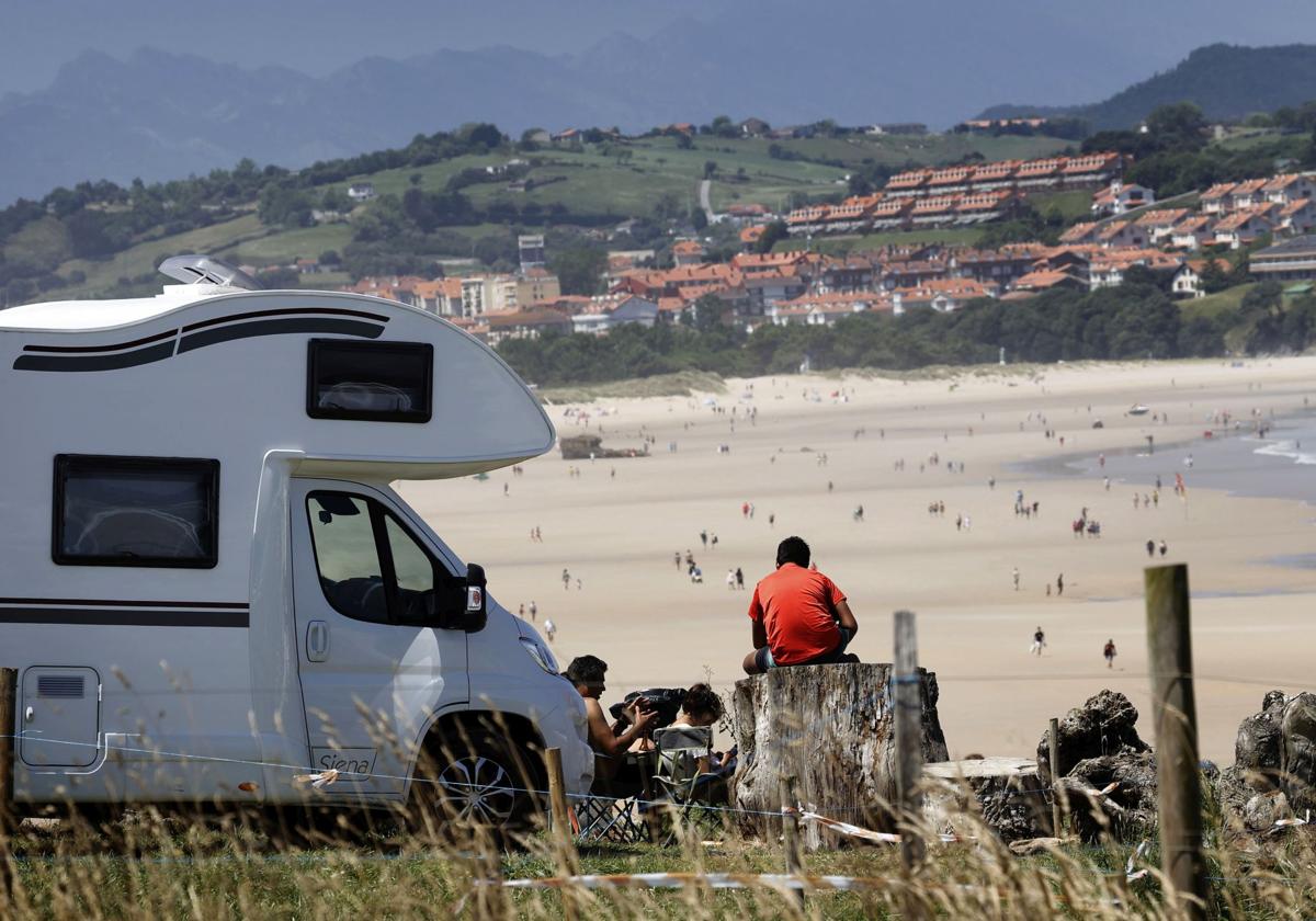 Una autocaravana frente a la playa de Gerra.