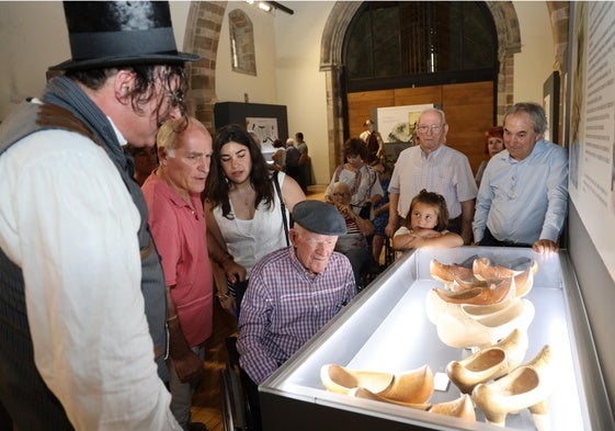 El albarquero lebaniego Juan Antonio Cires contempla la vitrina con algunas de sus piezas.