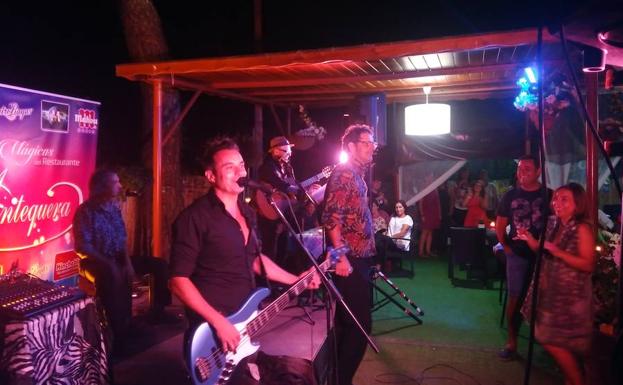 200 personas ayer acompañaron a 'Los Pichas' en su concierto.