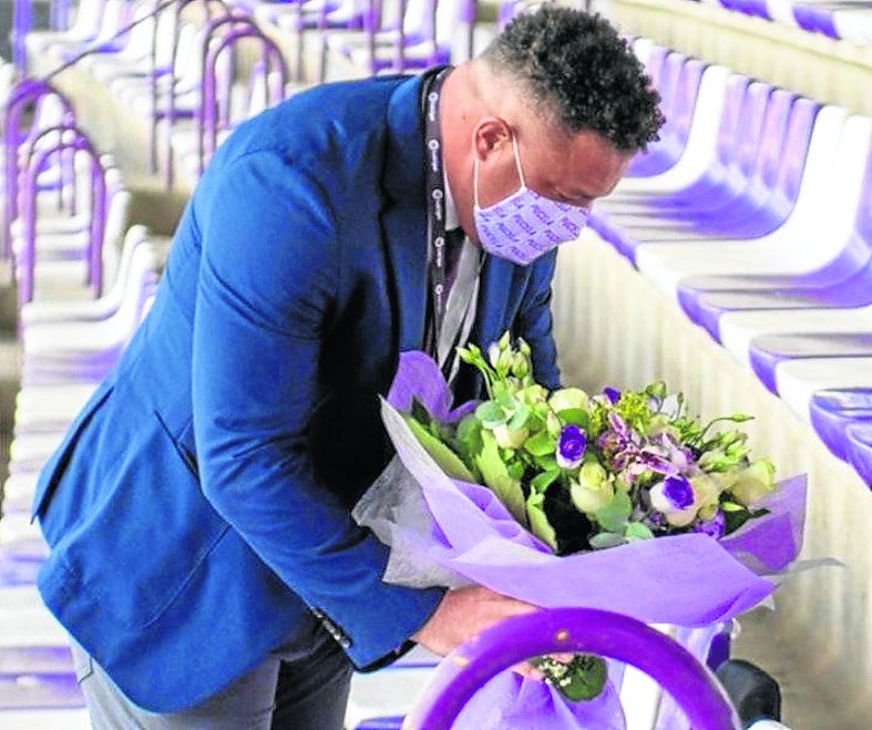 El presidente del Valladolid, Ronaldo Nazário, deposita un ramo de flores en el asiento de Alberto Muñoz, en el partido ante el Celta de Vigo. 