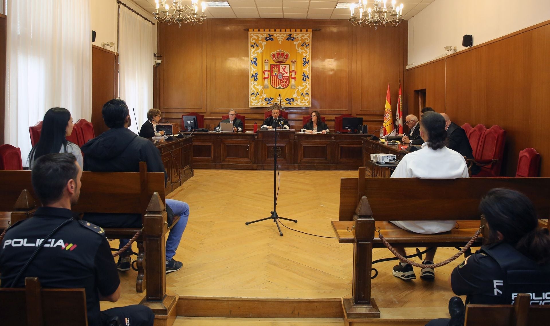 Condenados por narcotráfico y enfrentarse a los agentes: «Quitaos el uniforme y nos pegamos»
