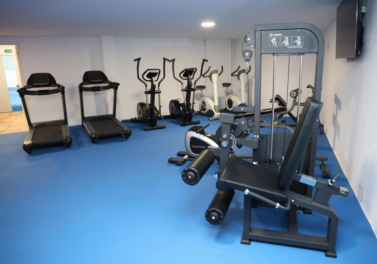 Instalación de máquinas en el gimnasio municipal de Villabáñez.