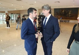 Luis Tudanca y Carlos Martínez hablan en el vestíbulo de las Cortes durante un receso del Pleno del miércoles.