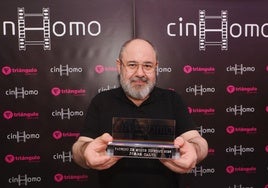 El actor vallisoletano Jorge Calvo, con su premio.