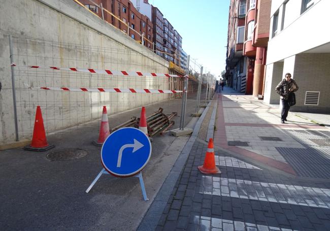 Corte de la vía de servicio del lado de la Comunicación por las obras en el viaducto.