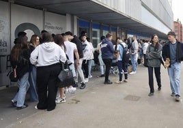 Los jóvenes guardan cola en La Balastera para conseguir las pulseras de la ITA.