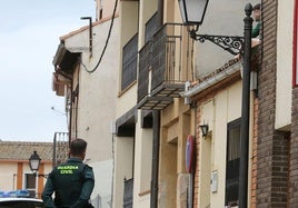 El joven, en la parte superior derecha de la fotografía, dialoga con la Guardia Civil.