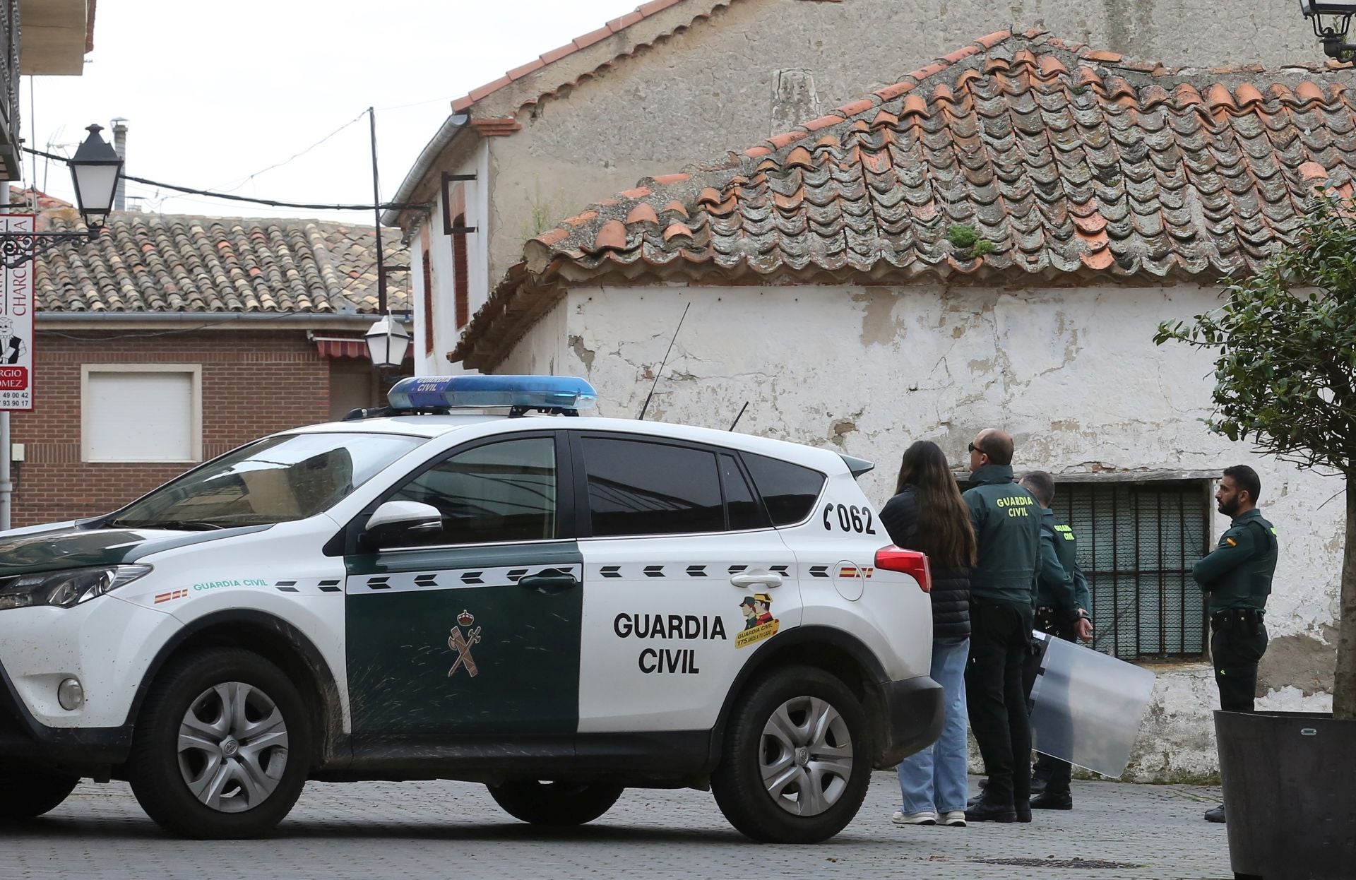 Fotos: un joven se atrinchera en Valverde del Majano