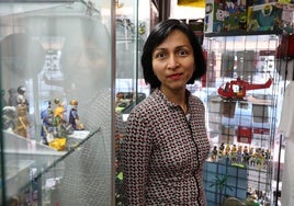 La gerente de la tienda especializada en Playmobil, Ángela Herrera, en su local de la calle Soto de Valladolid