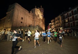 Un grupo de participantes, a su paso por la Catedral de Valladolid