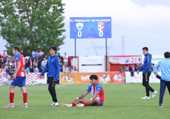 Desolacióin entre los jugadores del Tordesillas al final del partido.