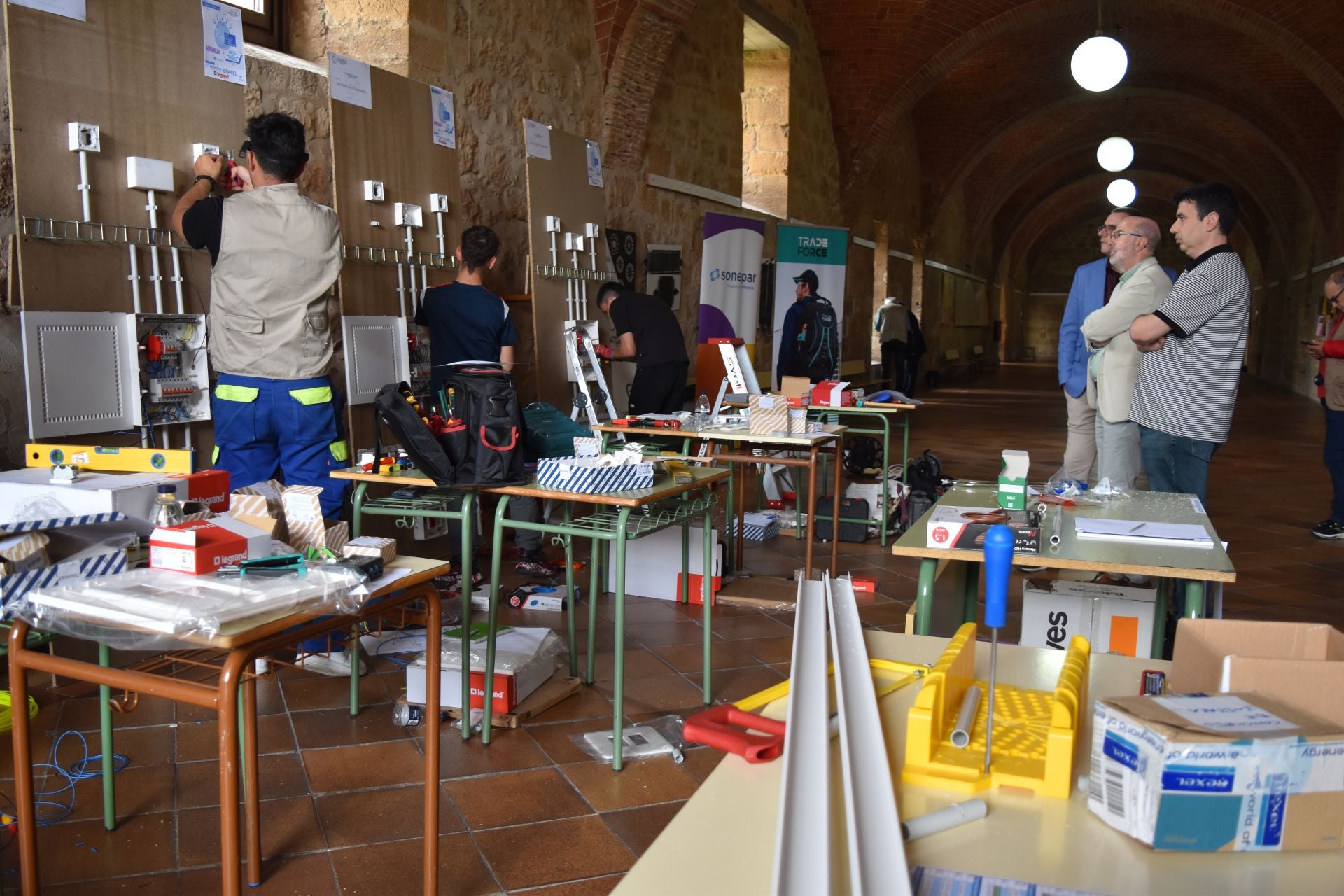 Concurso de sobretensiones, automáticos y tomas de corriente en Aguilar