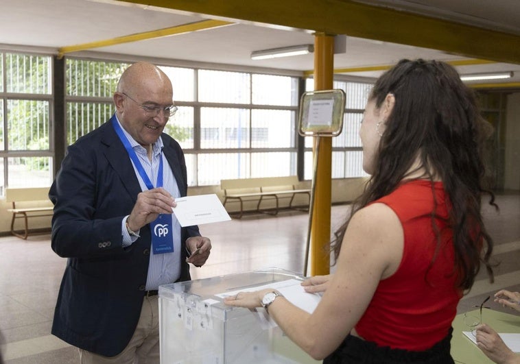Jesús Julio Carnero deposita su voto en las elecciones europeas.