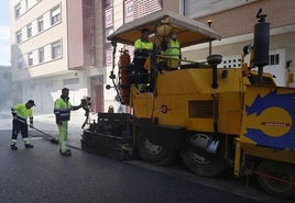 Trabajos de asfaltado en la avenida Buenos Aires, en Pan y Guindas.