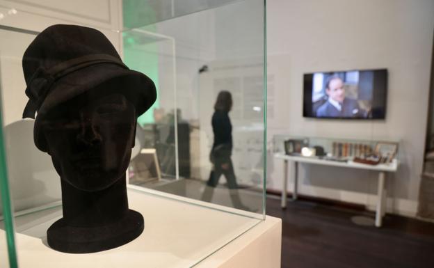 Vistrinas de la exposición y, de fondo, un vídeo con una película basada en una novela de Agatha Christie.