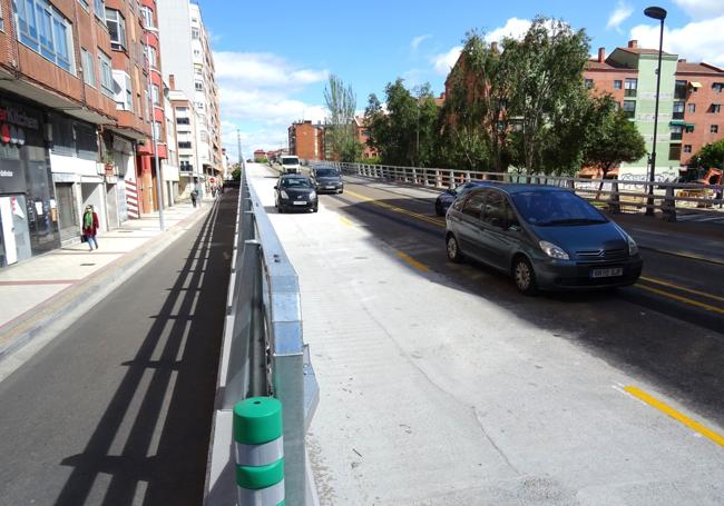 Detalle de los quitamiedos de triple bionda del viaducto de Arco de Ladrillo.