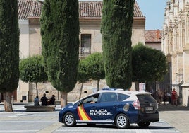 Un coche de la Policía Nacional patrulla por la plaza de la Inmaculada.