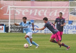 Telles controla la pelota en el duelo entre el Coria y el Talavera disputado en La Isla.