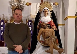Juan Nicolás junto a la imagen de María Santísima de la Piedad.