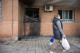 Así ha quedado el exterior de la vivienda que ardió la madrugada del lunes.