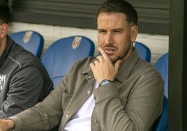 Sergi Guilló en el banquillo del Romano antes del choque ante el Sevilla Atlético.