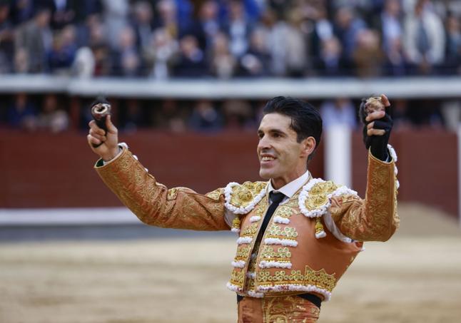 Talavante, con sus dos trofeos.