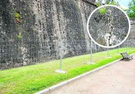 La zona vallada en el parque de los Sitios por riesgo de desprendimiento. En la imagen pequeña, un detalle de la misma.