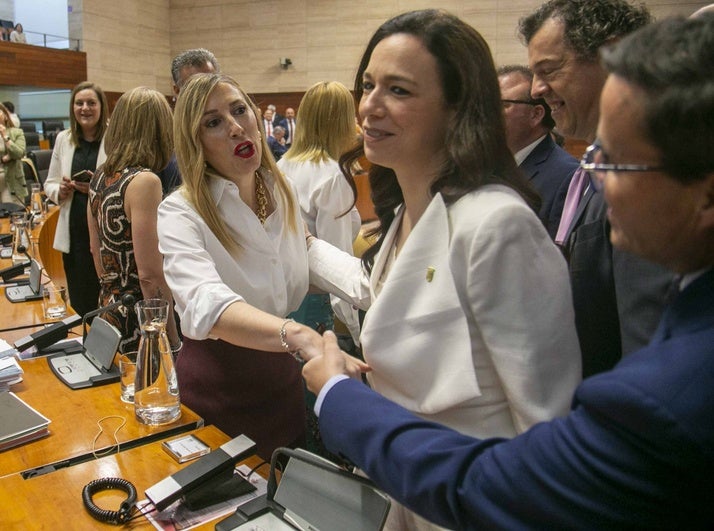 Miguel Ángel Gallardo y María Guardiola se saludan este jueves en la Asamblea ante la presencia de la consejera Sara García Espadas.