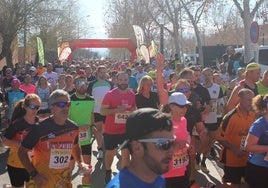 Salida multitudinaria en la prueba de Albolote que inaugura el Gran Premio de Fondo.