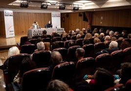 Aspecto del salón de actos de la ONCE durante la celebración del Aula de Cultura de IDEAL.